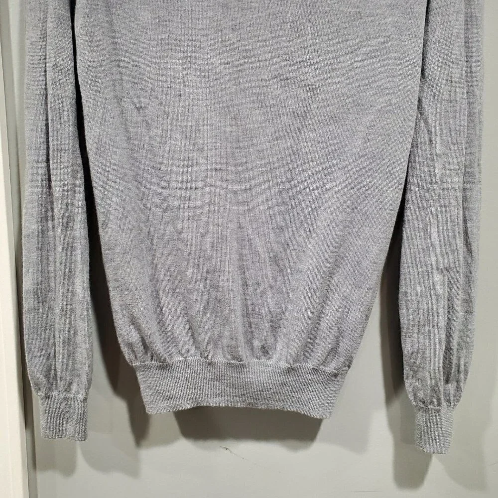 J Crew Men’s 100% Merino Wool V-Neck Gray Sweater Long-Sleeved Knit Size Medium